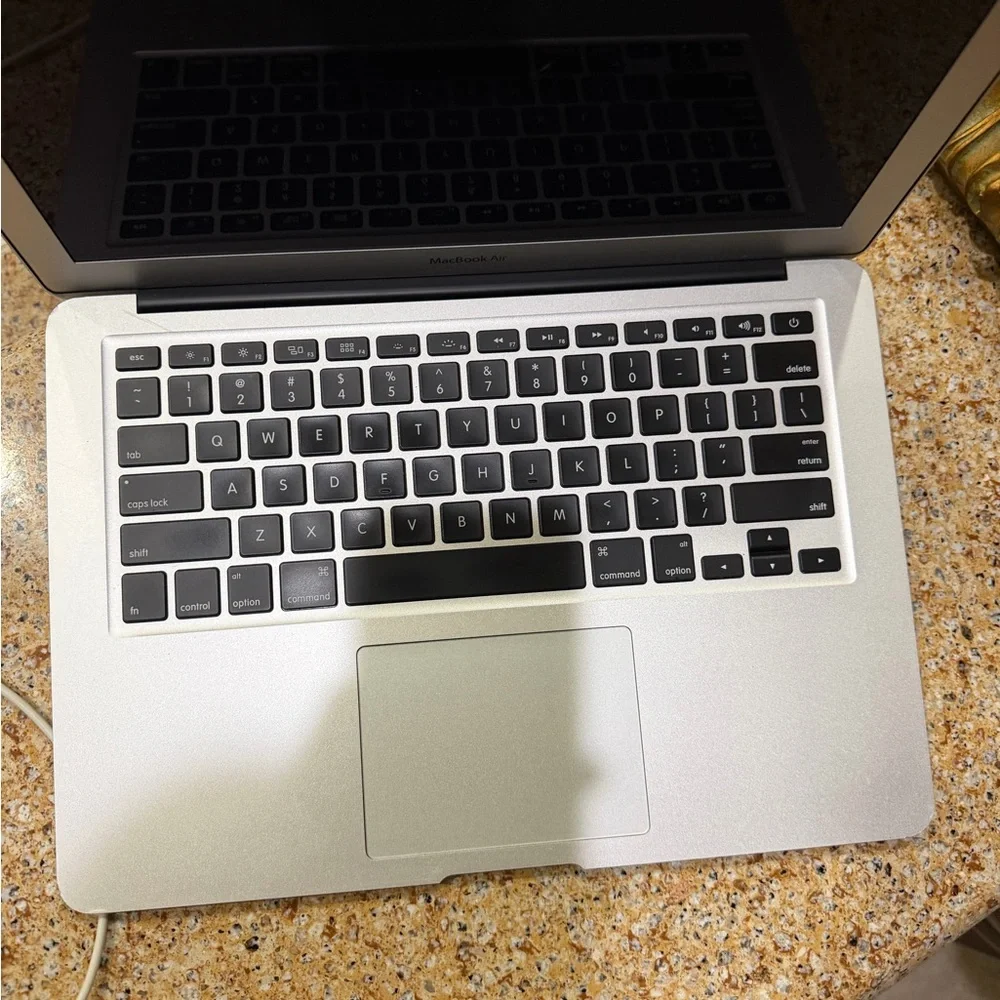 APPLE MACBOOK AIR A1466 13-EARLY-2015 i5-5250U@1.6GHz 8GB RAM 256GB NVMe macOS